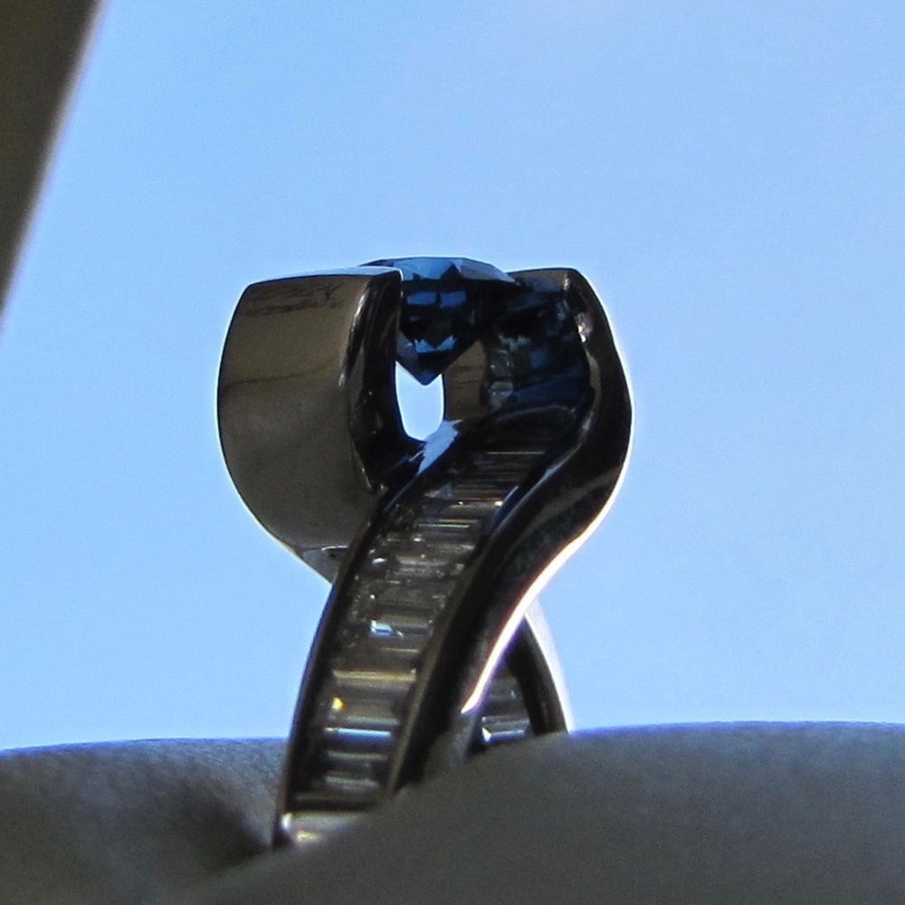 Blue sapphire and diamond baguettes ring - Picture 4 of 7